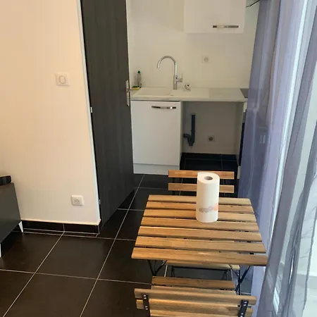 Jolie Maisonnette Avec Terrasse Centre * Nancy