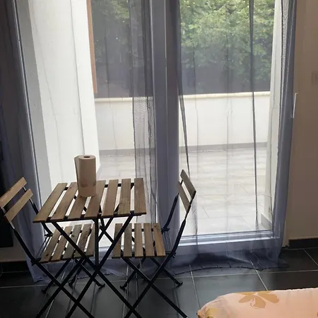 Jolie Maisonnette Avec Terrasse Centre *