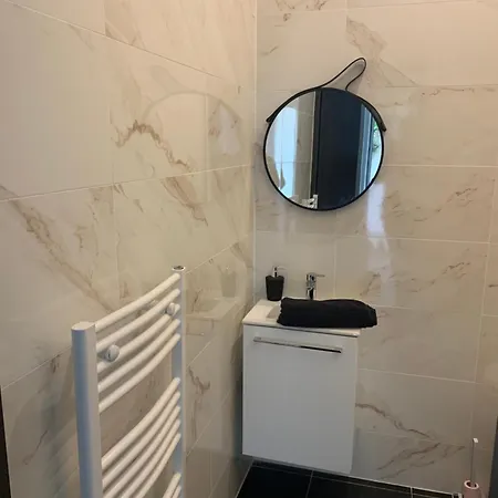 Jolie Maisonnette Avec Terrasse Centre * Nancy